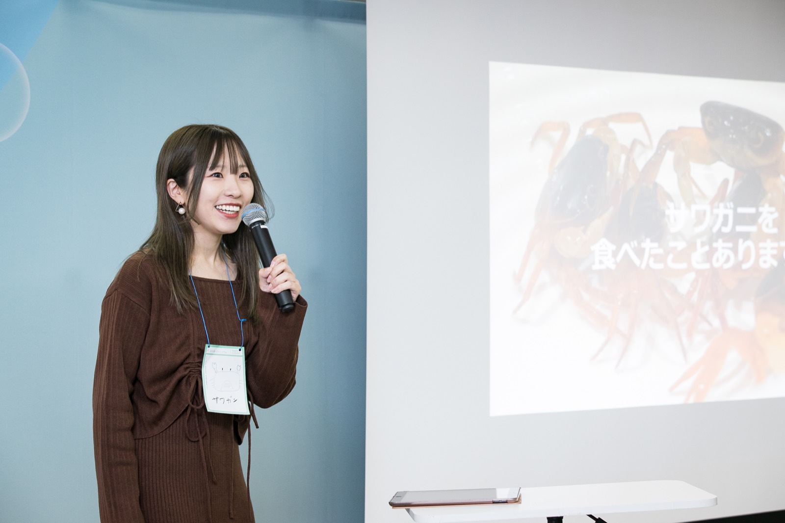 笑顔で自身の生きもの愛を語るファイナリスト