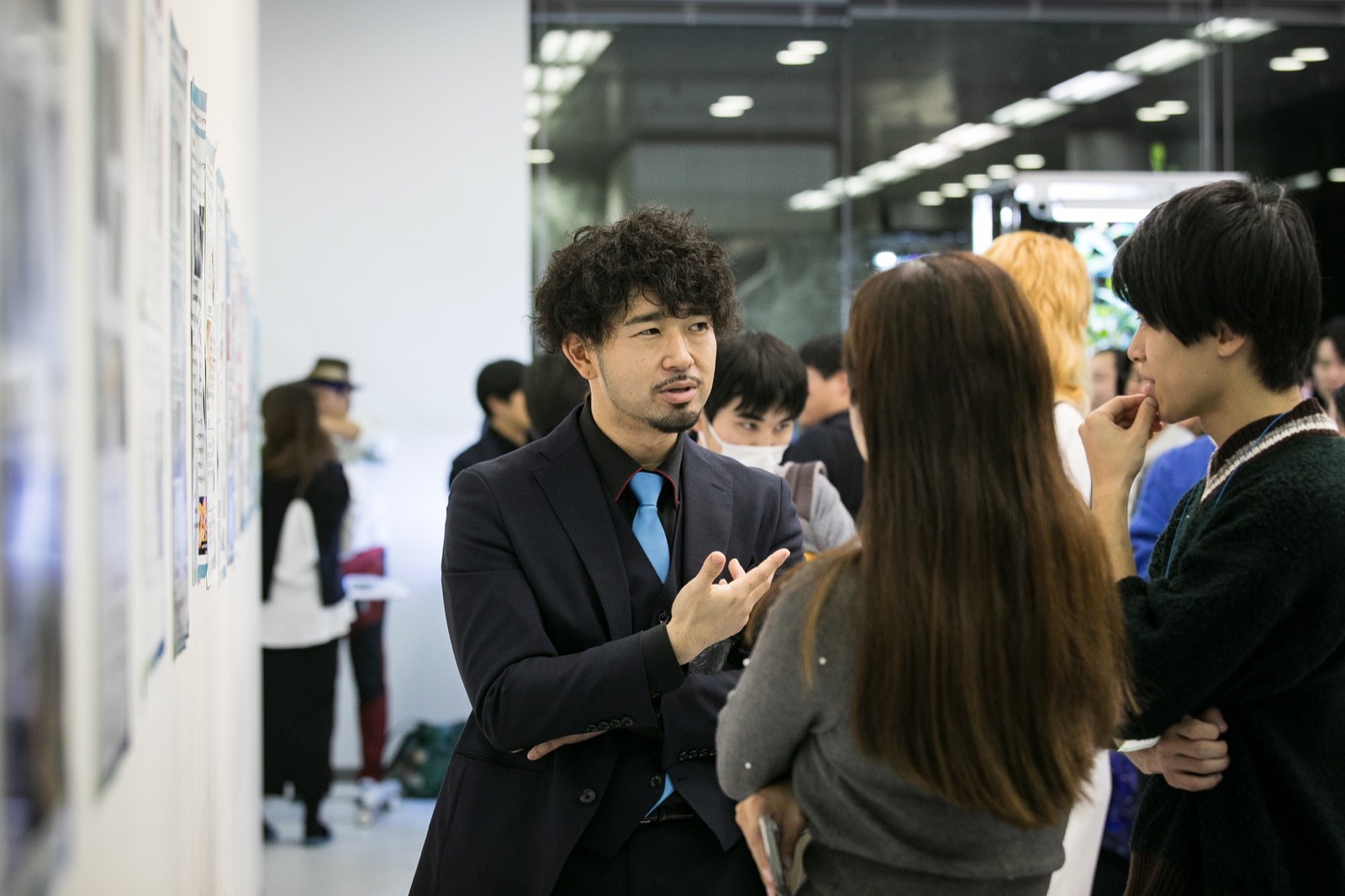 ブース内でファイナリストが来場者に自分の想いを語る様子